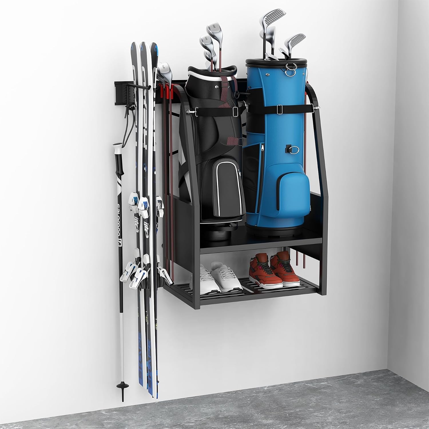 Golf Equipment Organizer For Garage - 壁掛けゴルフバッグオーガナイザー、頑丈なダブルゴルフバッグ収納ラック、ガレージ小屋地下室用機器ホルダースタンド（フック付き）、モダンな金属製スポーツギアディスプレイ、ブラック